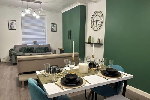 House - Sleeps 5 - Garden - Parking