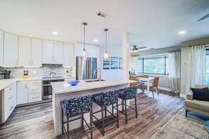 Fridge, microwave, oven, stovetop - Beach & Birdie Villa Child Friendly Near the beach & Golf Hilton Head Island  (Hilton Head Island)