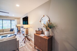 Fireplace - Beach & Birdie Villa Child Friendly Near the beach & Golf Hilton Head Island  (Hilton Head Island)