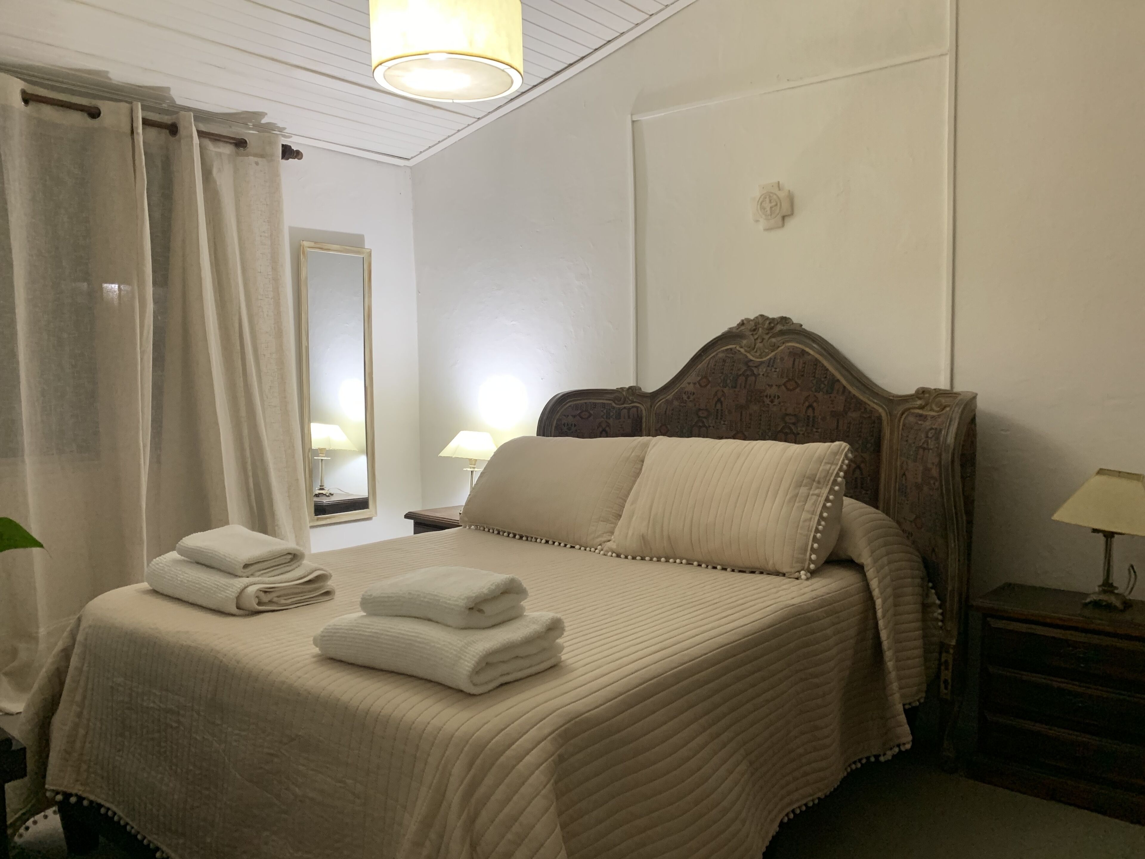 2 chambres, coffres-forts dans les chambres, fer et planche à repasser