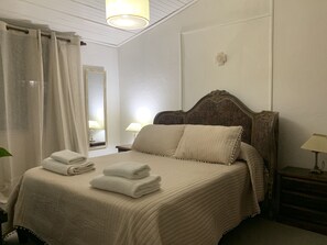 2 chambres, coffres-forts dans les chambres, fer et planche à repasser