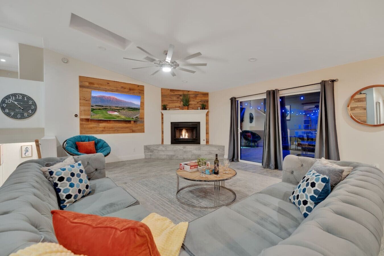 Smart TV y chimenea 