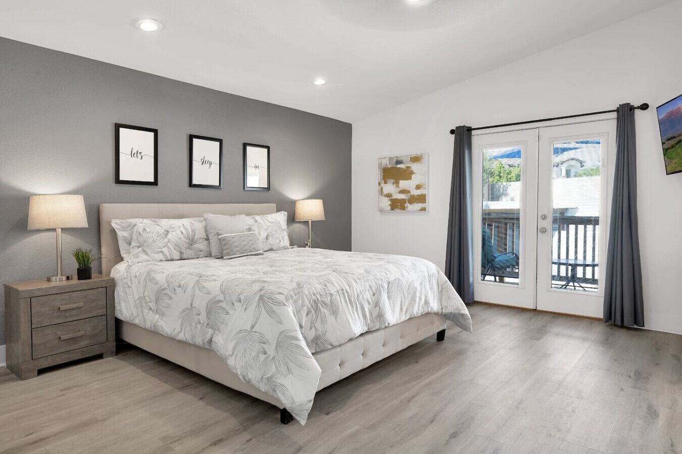 5 Schlafzimmer, Schreibtisch, Bügeleisen/Bügelbrett, Reisekinderbett