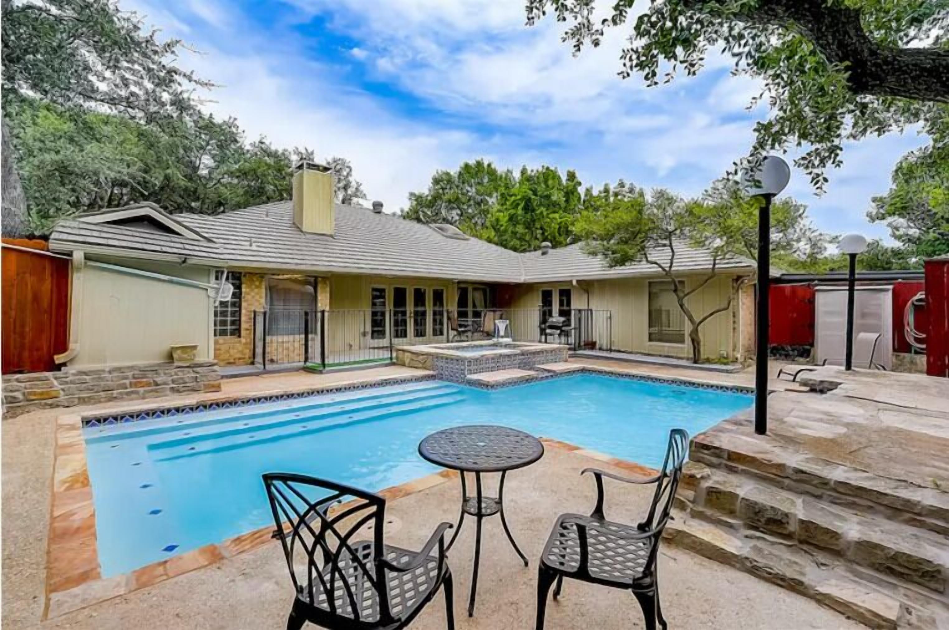 Heart of Plano - Cozy home with a POOL!