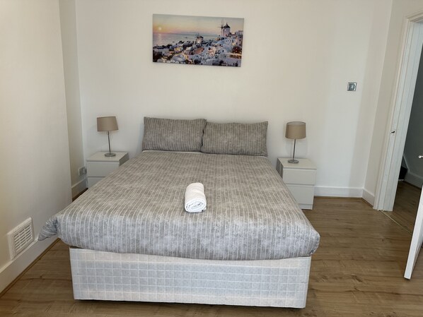 House | 4 bedrooms, iron/ironing board, free WiFi, bed sheets - Immaculate 4-bed House in Enfield Near Enfield loc (Enfield)
