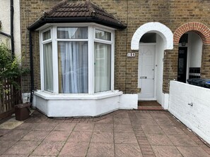 House | Terrace/patio - Immaculate 4-bed House in Enfield Near Enfield loc (Enfield)