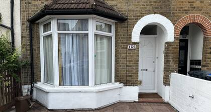 Immaculate 4-bed House in Enfield Near Enfield loc