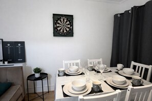 Dining - 4-bed House in Enfield- Sleeps 8- Private Garden (Enfield)