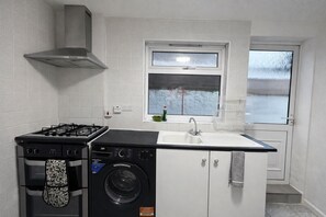 Fridge, microwave, oven, stovetop - 4-bed House in Enfield- Sleeps 8- Private Garden (Enfield)