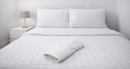 4-bed House in Enfield- Sleeps 8- Private Garden