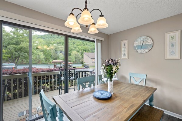 Dining - Fairway Townhouse: Breathtaking views at Lake Lure (Lake Lure)