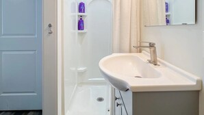 تجهيزات دش، مجففات شعر، مناشف، صابون