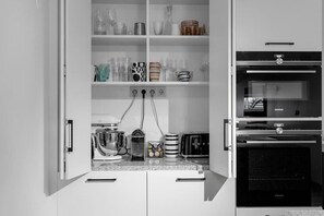 Een koelkast, een microgolfoven, een oven, een kookplaat
