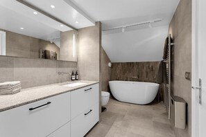 Douche, sèche-cheveux, serviettes fournies, savon