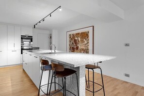 Kjøleskap, mikrobølgeovn, ovn og kokeplater