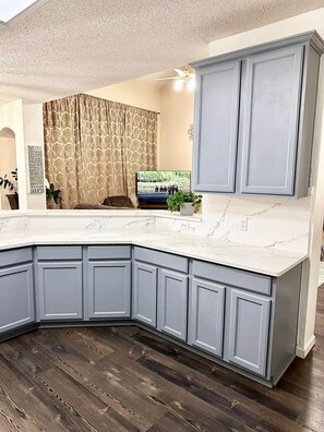 Interior - Heated pool/spa, ultra fast internet, gym, office space (Allen)