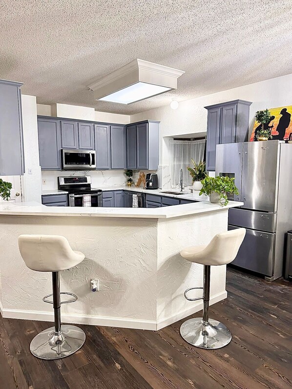 Private kitchen - Heated pool/spa, ultra fast internet, gym, office space (Allen)