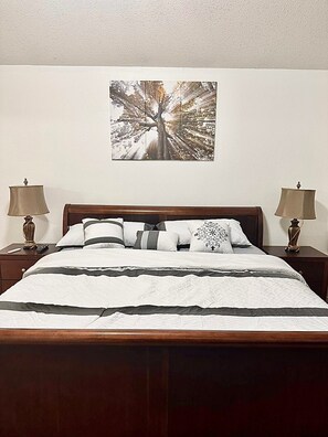 5 bedrooms, desk, iron/ironing board, WiFi - Heated pool/spa, ultra fast internet, gym, office space (Allen)