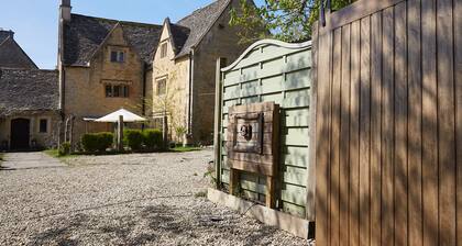 Village Centre Location Traditional Farm Manor House w Hot Tub