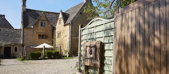 Village Centre Location Traditional Farm Manor House w Hot Tub