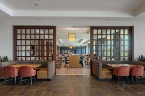 Lobby - Drury Plaza Hotel Dallas Arlington (Arlington)