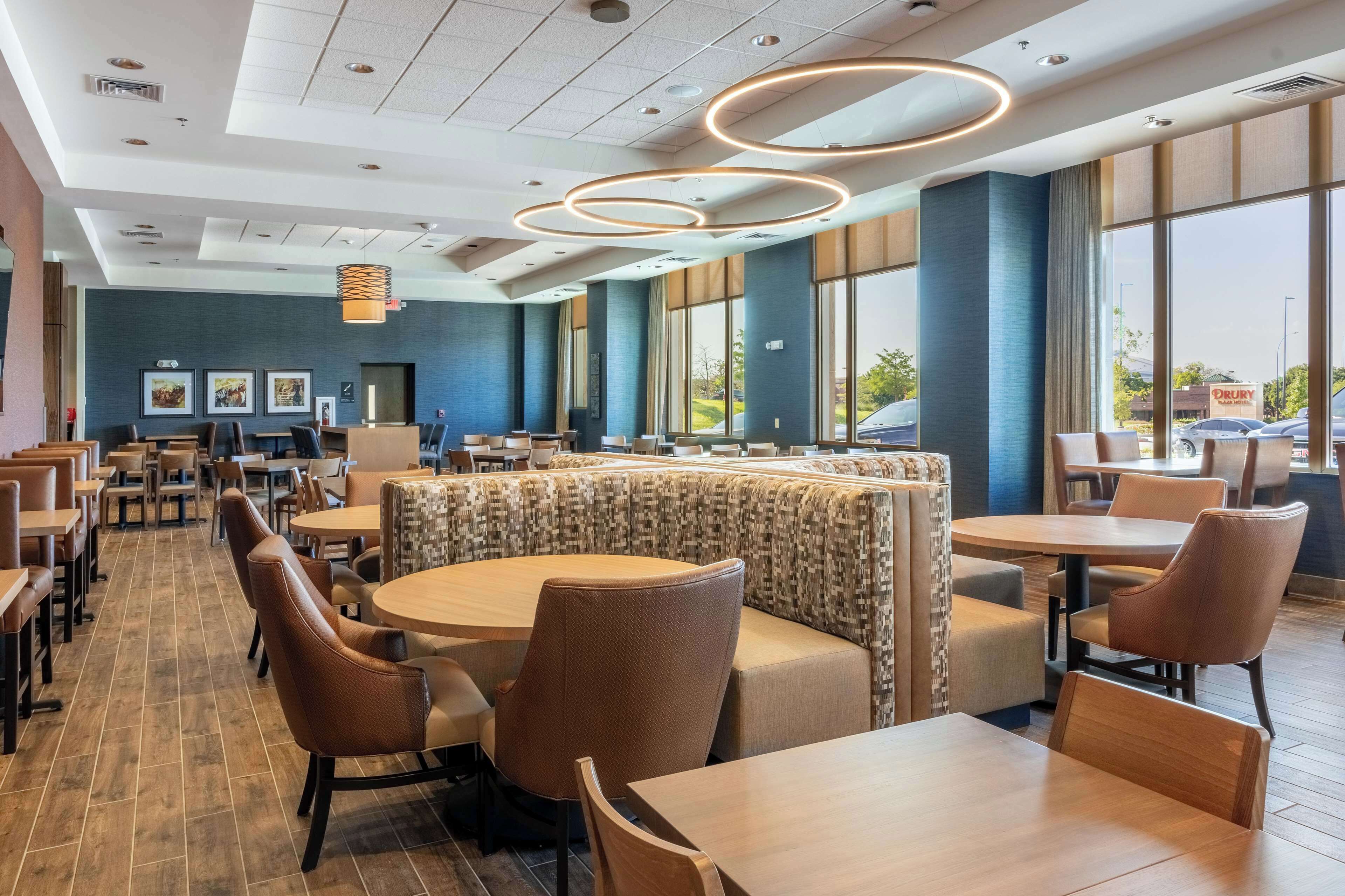 朝食 (ビュッフェ)、毎日提供 (無料)