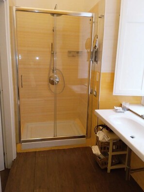 Haartrockner, Bidet, Handtücher, Seife