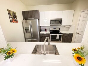 Fridge, microwave, oven, stovetop - Windsor Palms Resort 3Bed/2Bath Ground Floor Condo, 3 miles from Disney (Kissimmee)