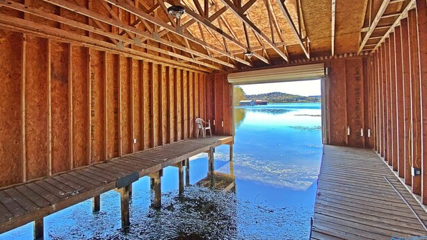 Una estructura de madera con vista a un lago.