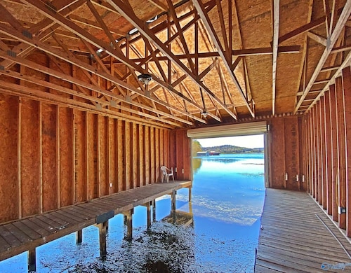 Gunter Lodge-Waterfront on Beautiful Lake Guntersville
