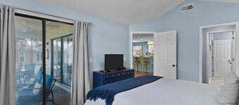 Golf Course Views, Minutes from the Beach with Pool & tiki bar access