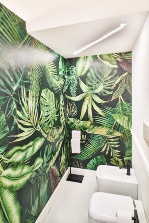 Dusj, hårføner og håndklær