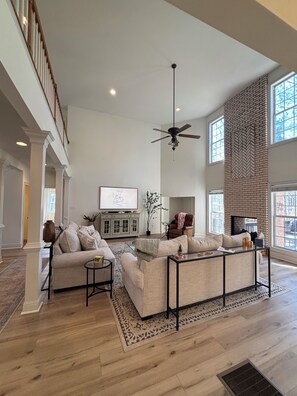 Una Smart TV, una chimenea