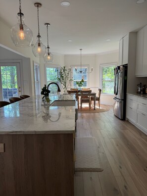 Frigorífico, microondas, horno y placa de cocina