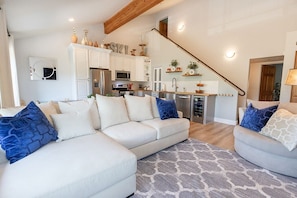 Una Smart TV, una chimenea, libros, una pantalla de ordenador