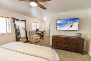 3 habitaciones, escritorio y tabla de planchar con plancha 