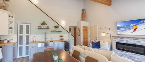 Smart TV, chimenea, libros y monitor de computadora