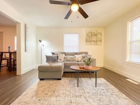 Smart TV. Cozy 1BR Close to Downtown & Greenville Drive Baseball