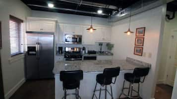 Geladeira, micro-ondas, fogão, cooktop