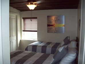 2 bedrooms, iron/ironing board, WiFi