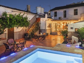 Outdoor dining - Cubo's Estudio Doble Noches de Luna & Pool / urban center / air conditioning / communal pool (Casabermeja)