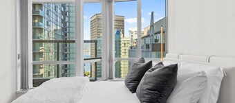 Luxurious 1BD Condo in Downtown Vancouver - Coal Harbor