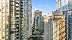 Un immeuble de grande hauteur doté de nombreux balcons et d’une cour intérieure.