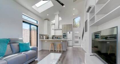 Modern, light-filled guesthouse w/private entrance