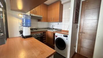 Fridge, microwave, oven, coffee/tea maker