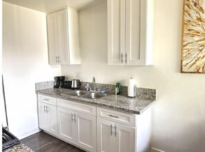 Een koelkast, een magnetron, een oven, een kookplaat