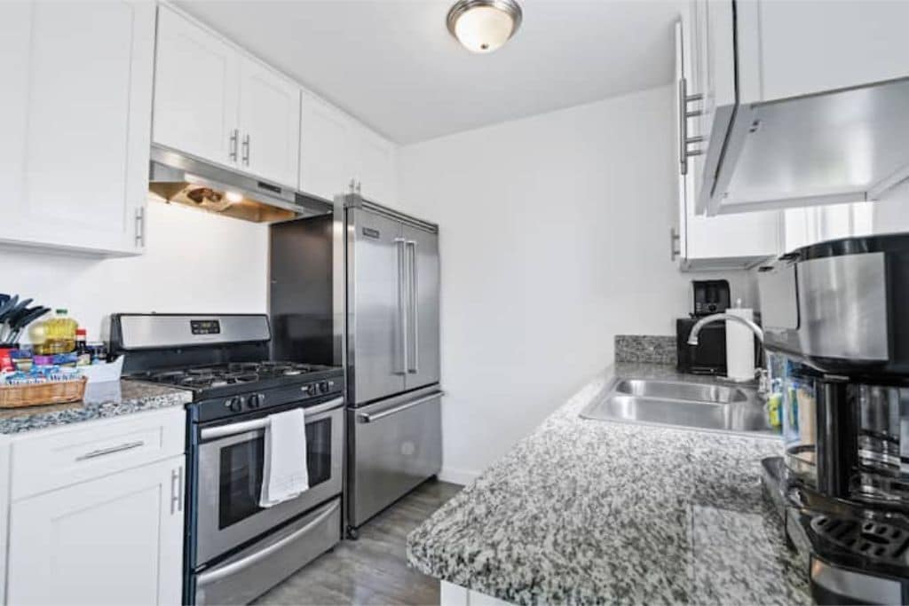 Kylskåp, mikrovågsugn, ugn och spishäll