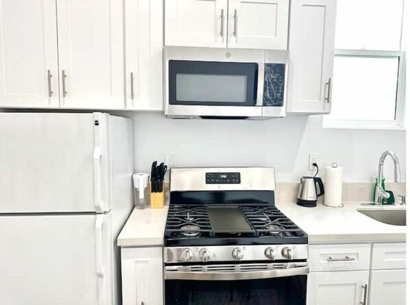Refrigerador, microondas, horno y parrilla de estufa 