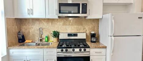 Réfrigérateur, four à micro-ondes, un four, grille-pain