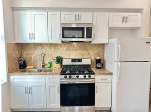 Frigorífico, microondas, horno y tostadora